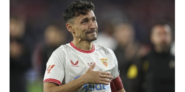 Jesús Navas er beæret over at modtage en trøje signeret af Real Madrid-spillere Jesús Navas er beæret over at modtage en trøje signeret af Real Madrid-spillere